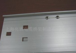 不（bú）鏽鋼材質的鍍（dù）鋅金屬橋架